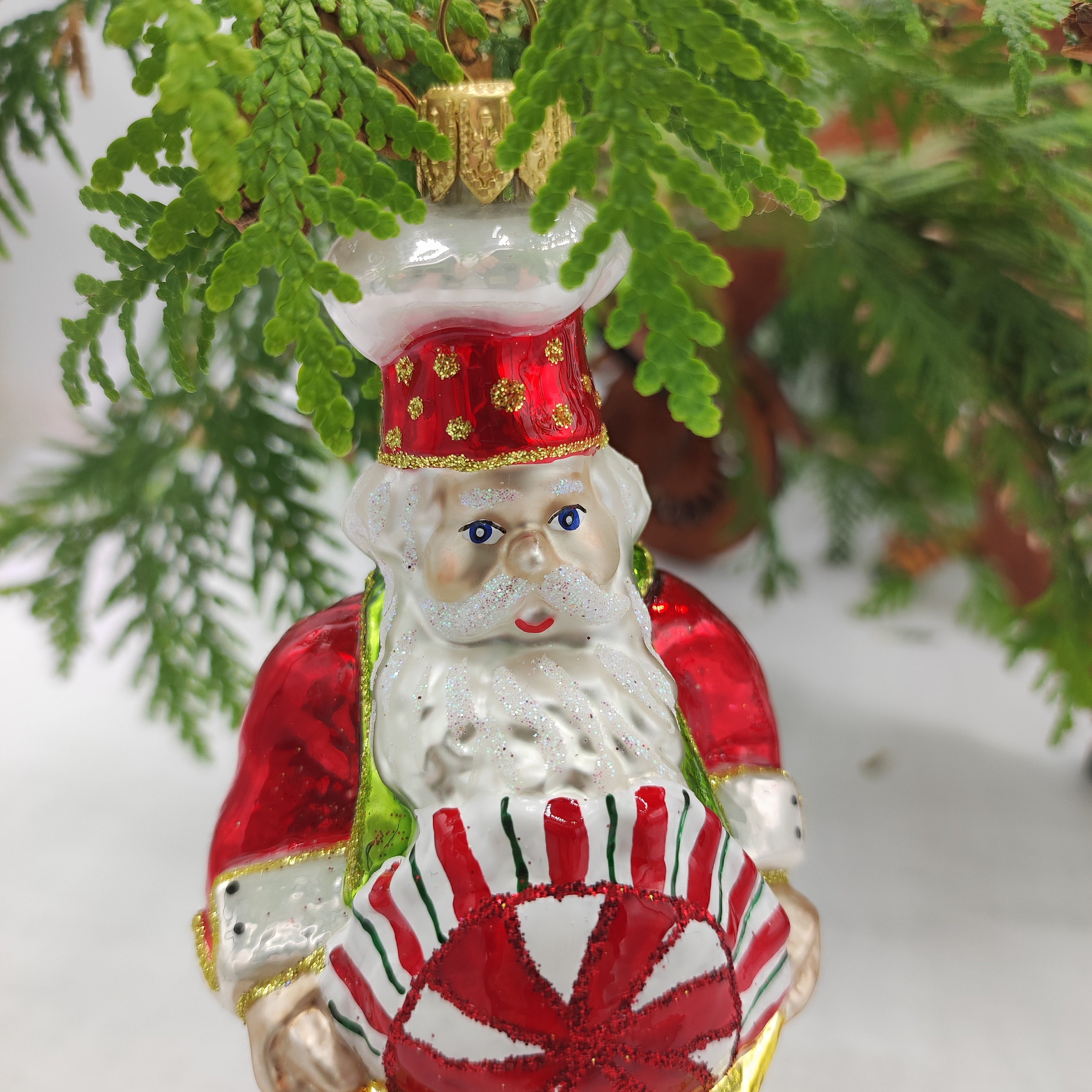 手吹きガラスのサンタのオーナメント：ポーランドのクリスマスツリーの