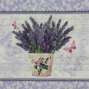Puede incluir: Un ramo de flores de lavanda en una maceta de metal de estilo vintage con un patrón floral. La maceta tiene un diseño a rayas rosa y blanco. El fondo es de color lila claro con un patrón floral y texto.