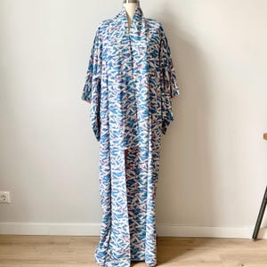 Splendido kimono vintage con motivo a strisce blu pallido, lungo abito giapponese, taglia grande, vestibilità oversize