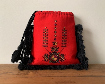 Vintage des années 70 brodé rouge noir cordon pochette ethnique Boho sac à main point de croix sac avec frange