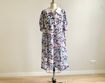 Vintage Plus Size XXL 80s does 50s White Collared Blue Pink Floral Short Sleeve Dress Summer Dressing Gown with Pockets Size 2XL 18 20