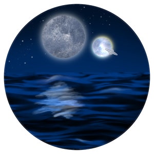 Op de afbeelding: Een donkerblauwe nachthemel met twee manen en een ruimteschip dat langs de kleinere maan vliegt. Het water eronder is donkerblauw met witte golven.