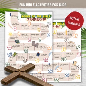 Könnte beinhalten: Ein druckbares Bibel-Schnitzeljagdspiel für Kinder mit Fragen zu den Büchern der Bibel. Das Spiel enthält ein Holzkreuz und einen roten Kreis "Sofort-Download". Der Text auf den Spielblättern lautet "Fun Bible Activities for Kids".