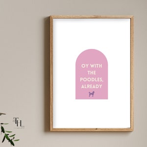 Könnte beinhalten: Ein rosa-weißer druckbarer Kunstdruck mit dem Text "Oy with the poodles, already" und einer Silhouette eines Pudels.