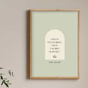 以下が含まれることがあります： 薄い緑色の背景と白いアーチが付いた額装されたプリント。アーチ内のテキストは「私は2つの世界に住んでいます。1つは本の世界です。」テキスト「Rory Gilmore」はアーチの下にあります。