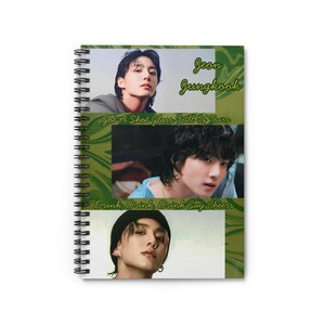 Könnte beinhalten: Spiralgebundenes Notizbuch mit Bildern von Jeon Jungkook. Das Notizbuch hat ein grün-weißes Design mit dem Text "Jeon Jungkook", "Got A Shot Glass Full Of Tears" und "Drink, Drink, Drink Say Cheers".