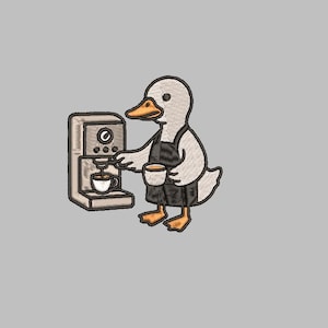 Könnte beinhalten: Gestickter Aufnäher mit einer Cartoon-Ente, die eine Schürze trägt und eine Espressomaschine bedient. Die Ente hält eine Tasse Kaffee. Die Maschine ist beige und gießt Kaffee ein. Die Ente hat einen beigen Körper, einen orangen Schnabel und Füße.