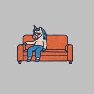 Puede incluir: Parche bordado que presenta un unicornio aburrido con pelo y pantalones azules, sentado en un sofá naranja. El unicornio tiene un hocico rosa y un cuerno amarillo. El parche está diseñado con un estilo de dibujos animados.