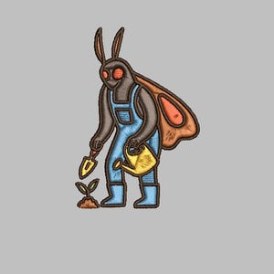 Puede incluir: Parche bordado que representa una criatura parecida a una polilla con un mono azul, sosteniendo una pala y una regadera, cuidando una pequeña planta. La criatura tiene ojos grandes y alas con detalles en naranja y marrón. El diseño está sobre un fondo gris.