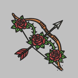 Puede incluir: Diseño bordado con arco y flecha entrelazados con rosas rojas y hojas verdes. El arco es marrón y naranja, y la flecha es negra con plumas rojas. Las rosas tienen un diseño clásico, y el estilo general recuerda a un tatuaje.