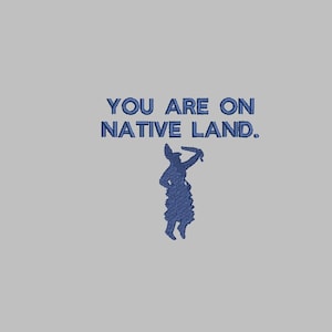 Pode incluir: Texto azul em um fundo cinza que diz "You are on Native Land." Abaixo do texto, há uma silhueta azul de um dançarino nativo americano.