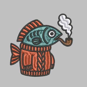 Puede incluir: Diseño bordado de un pez que lleva un jersey trenzado naranja y fuma en pipa. El pez tiene un cuerpo turquesa y aletas naranjas. El humo blanco sale en espiral de la pipa. El diseño está sobre un fondo gris.