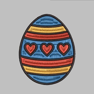Peut inclure: Motif de broderie d'œuf de Pâques avec des rayures bleues, jaunes et rouges, et trois cœurs rouges. L'œuf a un contour noir et est posé sur un fond gris. Idéal pour les créations sur le thème de Pâques.