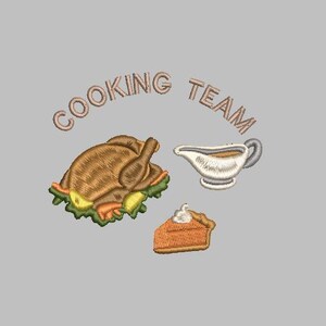 Könnte beinhalten: Gesticktes Design mit einem gebratenen Truthahn, einer Sauciere und einem Stück Kürbiskuchen. Der Text "COOKING TEAM" ist über den Lebensmittelillustrationen angeordnet. Der Hintergrund ist hellgrau.
