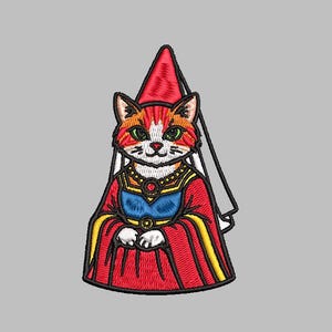 Puede incluir: Parche bordado con un gato vestido con atuendo medieval. El gato tiene pelaje naranja y blanco, ojos verdes y lleva un gorro cónico rojo y una túnica con detalles dorados y azules. Un diseño único para los amantes de los gatos.