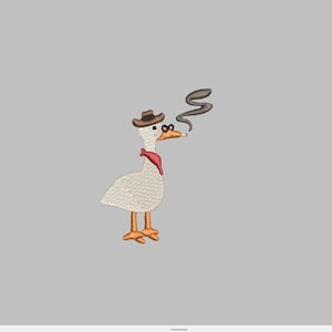 Puede incluir: Diseño bordado de un ganso con sombrero de vaquero marrón y pañuelo rojo. El ganso fuma un cigarrillo, con humo que sale de él. El ganso tiene patas naranjas y un cuerpo blanco, sobre un fondo gris.