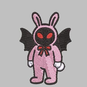Puede incluir: Parche bordado con una figura rosa con forma de conejo con alas de murciélago negras. La figura tiene una pajarita roja, ojos rojos y guantes blancos. El diseño está delineado en negro sobre un fondo gris.