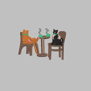 Puede incluir: Imagen bordada de dos gatos en una mesa. Un gato naranja está tumbado en una silla, y el otro es un gato blanco y negro sentado erguido. Dos tazas verdes de café están sobre la mesa, con vapor saliendo de ellas.