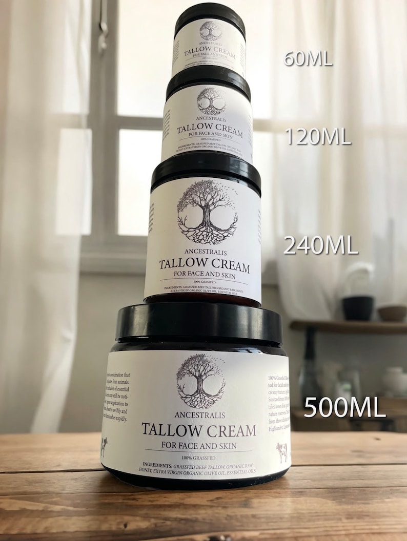 Peut inclure: Quatre pots en verre de diff&eacute;rentes tailles empil&eacute;s les uns sur les autres. Les pots sont &eacute;tiquet&eacute;s "Ancestralis Tallow Cream for Face and Skin" et contiennent une cr&egrave;me blanche. Les pots sont &eacute;tiquet&eacute;s avec les tailles 60 ml, 120 ml, 240 ml et 500 ml.