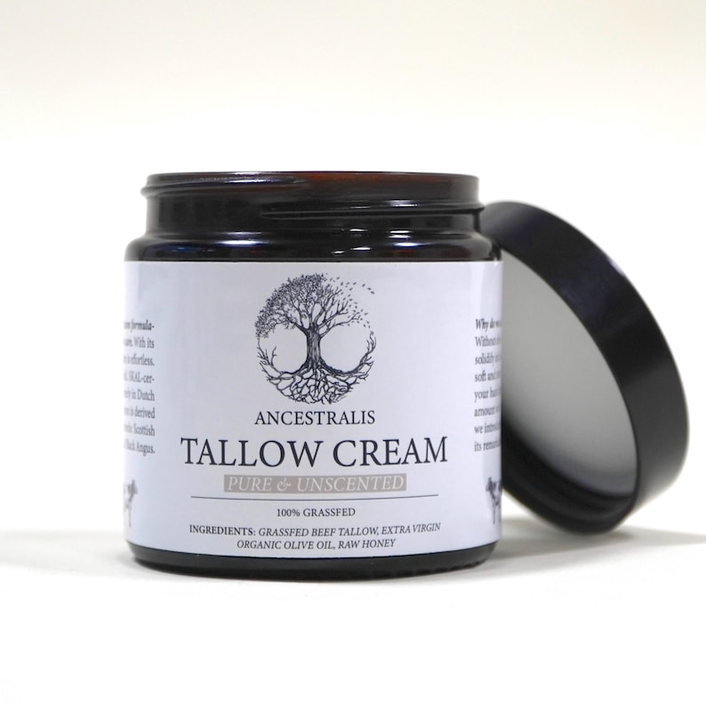 Peut inclure: Un pot en verre avec un couvercle noir contenant une cr&egrave;me de suif blanche non parfum&eacute;e. L'&eacute;tiquette indique "Ancestralis Tallow Cream Pure & Unscented 100% Grassfed Ingredients: Grassfed Beef Tallow, Extra Virgin Organic Olive Oil, Raw Honey".