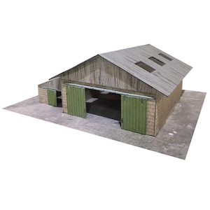 Peut inclure: Modèle de grange gris et brun avec des portes doubles vertes et un toit gris avec des puits de lumière. La grange est posée sur une surface grise.