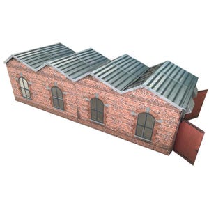 Puede incluir: Un edificio de ladrillo rojo con un techo de tejas grises y varias ventanas. El edificio tiene una puerta grande abierta en el lado derecho.