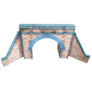 Könnte beinhalten: Ein Miniatur-Ziegelbogen mit einer blauen Bogenöffnung. Das Modell hat rote Ziegel mit blauen Verzierungen und eine graue Oberseite, entworfen für Modelleisenbahnanlagen oder Dioramen.