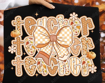 Puede incluir: Bolso tote negro con la palabra "teacher" en un diseño con temática otoñal. La palabra está en una mezcla de fuentes y patrones, incluyendo lunares, estampados florales y un gran lazo. Las calabazas y las flores acentúan el diseño.