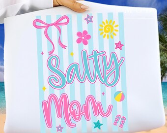 PNG "Salty Mom", design sarcastico per maglietta sulla maternità, stampa a sublimazione a righe blu retrò, fiocco civettuolo PNG, mamma da spiaggia alla moda, mamma estiva divertente PNG