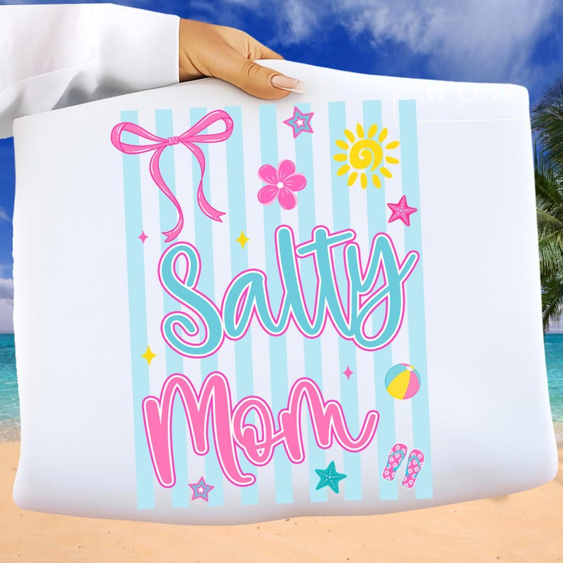 Pu&ograve; includere: Borsa da spiaggia bianca con la scritta "Salty Mom" in corsivo turchese e rosa. Il design include un fiocco rosa, stelle, fiori, un sole, un pallone da spiaggia e infradito su uno sfondo a righe blu e bianche.