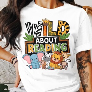 Wild über das Lesen PNG Buch Liebhaber Sublimation Design, Bibliothekar Digital Download, Bücherwurm Lehrer PNG