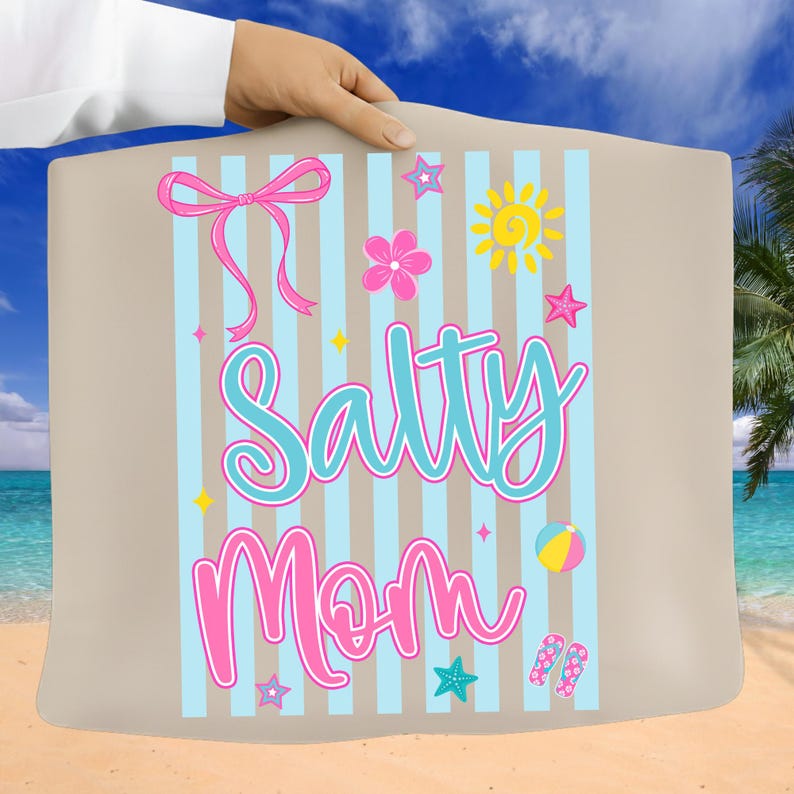 Pu&ograve; includere: Un telo mare beige con strisce verticali blu e la scritta "Salty Mom" in turchese e rosa. L'asciugamano presenta un fiocco rosa, fiori, stelle, un sole, un pallone da spiaggia e infradito.