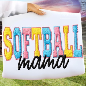 Op de afbeelding: Witte draagtas met de geborduurde tekst "SOFTBALL mama". Het woord "SOFTBALL" is in een lettertype in collegestijl met gele, blauwe en roze kleuren. Het woord "mama" is in een zwart cursief lettertype.