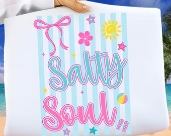 Coquette Salty Sout Stripes Png, Design maglietta estiva costiera, Atmosfere oceaniche impertinenti Png, Citazione di Salty Beach Png, Vita da spiaggia alla moda Png, Estate Png