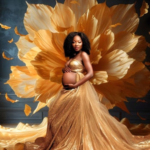 K&ouml;nnte beinhalten: Eine schwangere Frau in einem goldenen Paillettenkleid steht vor einer gro&szlig;en, goldenen Blume. Sie h&auml;lt ihren Bauch und l&auml;chelt.