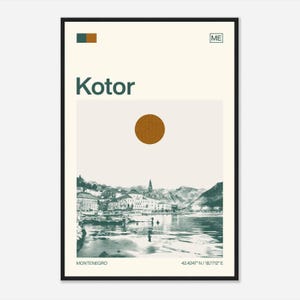 以下が含まれることがあります： 「Kotor」の文字が風景写真の上に配置された、額入りのアートプリント。プリントには金の円、単語「Montenegro」、座標が含まれています。配色にはクリーム色、ティール、金色が含まれています。