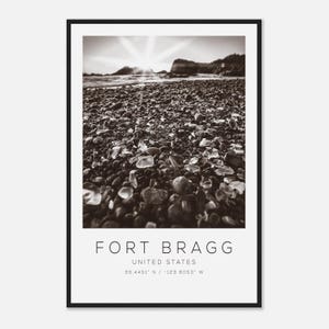 Poster fotografico di viaggio di Fort Bragg, Stati Uniti, in bianco e nero, stampa di viaggio di Fort Bragg, stampa di poster di viaggio minimalista