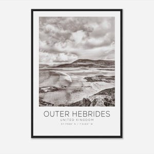 Puede incluir: Una fotografía en blanco y negro de una playa con una gran masa de agua y una cordillera en el fondo. El texto "OUTER HEBRIDES" está impreso debajo de la imagen, junto con "UNITED KINGDOM" y las coordenadas "57.7599° N / 7.0194° W".