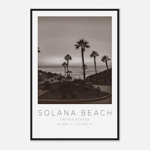 Può includere: Stampa incorniciata in bianco e nero con una scena di spiaggia con palme contro un cielo nuvoloso. Il testo "SOLANA BEACH" è visualizzato sotto l'immagine, insieme a "UNITED STATES" e alle coordinate.