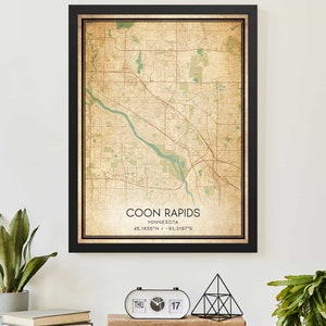 Puede incluir: Una impresión de mapa de estilo vintage de Coon Rapids, Minnesota. El mapa está en tonos marrones, verdes y beige, con un marco negro. El texto "COON RAPIDS, MINNESOTA, 45.1656°N / -93.3197°E" está impreso en la parte inferior del mapa.