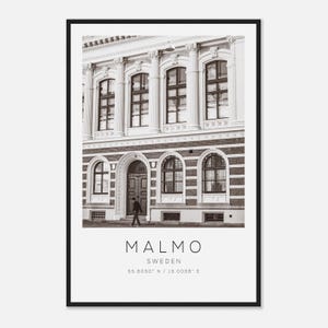Puede incluir: Impresión enmarcada en blanco y negro que presenta una fachada de edificio con ventanas arqueadas y columnas. La impresión incluye el nombre de la ciudad "MALMO" y "SWEDEN" con coordenadas 55.6050° N / 13.0038° E.