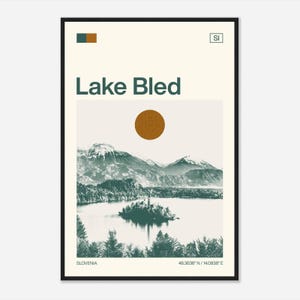 Könnte beinhalten: Ein minimalistisches Poster mit schwarzem Rahmen, das ein Schwarzweißfoto vom Bleder See in Slowenien zeigt. Das Bild zeigt eine kleine Insel mit einer Kirche in der Mitte des Sees, umgeben von Bergen. Das Poster hat ein grün-braunes Farbschema und enthält den Text "Lake Bled", "Slowenien" und die Koordinaten "46.3636° N / 14.0938° E".