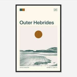 Puede incluir: Un póster minimalista con un esquema de color verde y marrón. El póster presenta una imagen estilizada de un paisaje con un gran sol naranja en el cielo. El texto "Outer Hebrides" está en negrita, en verde. El texto "UK" está en blanco, en un tamaño más pequeño. El texto "UNITED KINGDOM" y "57.7599° N / 7.0194° W" están en gris, en un tamaño más pequeño.