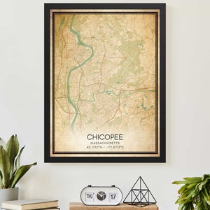 Puede incluir: Impresión enmarcada de un mapa de Chicopee, Massachusetts, en un marco negro. El mapa presenta una estética vintage con un fondo beige y detalles verdes de ríos y parques. El nombre de la ciudad y las coordenadas se muestran en la parte inferior.
