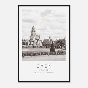 Può includere: Stampa incorniciata in bianco e nero raffigurante Caen, Francia. L'immagine mostra un edificio storico con un'alta torre e un'architettura dettagliata, sullo sfondo di un cielo nuvoloso. Il nome della città e le coordinate sono stampati in basso.