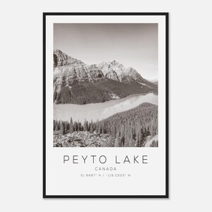 Peut inclure: Photographie en noir et blanc du lac Peyto au Canada, encadrée d'un cadre noir. L'image présente une chaîne de montagnes, un lac et une forêt. Le texte "PEYTO LAKE CANADA" est imprimé en bas, avec les coordonnées 51.6667° N / -116.0333° W.