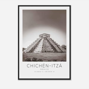 Könnte beinhalten: Ein Schwarzweißfoto der Chichen Itza Pyramide in Mexiko. Die Pyramide ist ein großes, stufenförmiges Bauwerk mit einer flachen Spitze. Das Foto wurde aus der Ferne aufgenommen und zeigt die Pyramide in ihrer Gesamtheit.