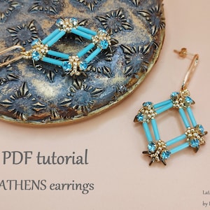 Könnte beinhalten: Ein Paar türkisfarbene und goldene Perlenohrringe mit geometrischem Design. Die Ohrringe befinden sich auf einem goldenen Hintergrund mit einem Blumenmuster. Der Text "PDF tutorial ATHENS earrings LatarniaArt by Irina Molenda" befindet sich am unteren Rand des Bildes.