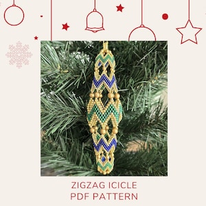 Puede incluir: Un adorno de carámbano en zigzag con cuentas doradas, verdes y azules cuelga sobre un fondo de árbol de Navidad. El adorno tiene un patrón en zigzag con cuentas doradas y el texto "ZIGZAG ICICLE PDF PATTERN".