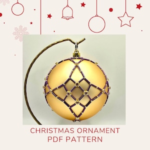 Może przedstawiać: Złota ozdoba choinkowa z geometrycznym wzorem z fioletowych i złotych koralików. Ozdoba zawieszona jest na złotym metalowym stojaku. Tekst "CHRISTMAS ORNAMENT PDF PATTERN" znajduje się na dole.
